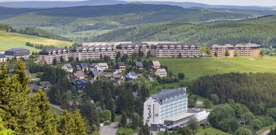 Blick auf den Sparingberg in Oberwiesenthal: Rechts hinten im Bild sind zwei der drei Punkthäuser zu sehen, die derzeit aufwenig modernisiert werden. Links daneben in einer Reihe die Wohnblöcke, die ebenfalls zu der Dresdner Unternehmensgruppe gehören und von ihr vermietet werden.