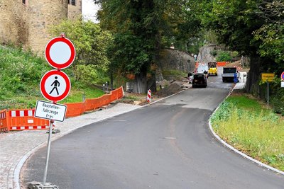 Auch direkt vor der Burg wird gebaut. Dort entstehen weitere, nun befestigte Parkflächen.