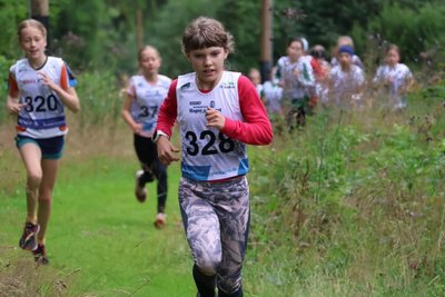 Frida Dost vom SV Neudorf hat in ihrer Altersklasse über die 1-Kilometer-Strecke den Crosslauf in Grünbach im Vogtland gewonnen.