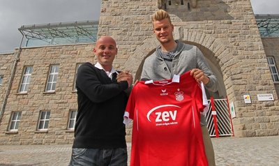Spieler Sebastian Mai mit FSV-Geschäftsführer Jörg Schade