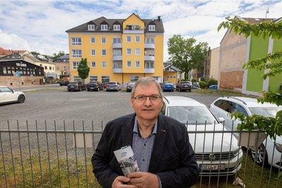 Geschäftsführer Rainer Grimm an der neuerworbenen Fläche an der Ecke Egon-Fritsch-Straße/Heinrichstraße. Mit dem Kauf wurden Pläne eines Firmenneubaus auf der grünen Wiese verworfen.