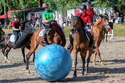 Zwischen den Prüfungen wurden am Wochenende auch Schaubilder gezeigt. So wurde am Sonntag auch Pferdefußball gespielt.