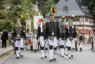 Zum Festakt am Sonnabend marschierten in Frohnau vor dem Technischen Denkmal auch Vertretungen der Bergbrüderschaften der Region auf. 