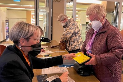Einlasskontrolle im Kulturhaus Aue. Im Foyer mussten Impf- und Genesennachweise vorgezeigt werden. Die Besucher wurden auch für eine mögliche Kontaktnachverfolgung registriert. Erst danach durften sie die heile Schlagerwelt betreten.