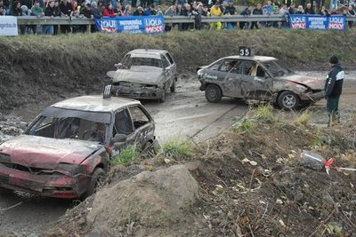 Wenn es scheppert und sich die Schrottkisten auf dem glitschigen Untergrund drehen, kommen Stockcar-Fans auf ihre Kosten. 