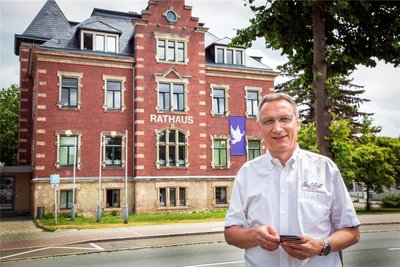 Flöhas Oberbürgermeister Volker Holuscha (die Linke) ist enttäuscht darüber, dass das Land zurzeit kein Geld für einen barrierefreien Bahnhof Falkenau zur Verfügung stellt.