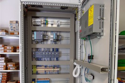 FM Control produziert in der eigenen Werkstatt auch selbst - zum Beispiel Schaltschränke.