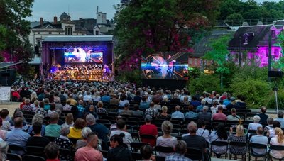 Rund 1000 Gäste verfolgten das Konzert von Johnny Logan und der Vogtland Philharmonie beim "Klanglichtzauber" in Mittweida. Veranstalter waren die Stadt Mittweida und der Verein Mittelsächsischer Kultursommer.