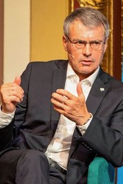 Der Beigeordnete Uwe Drechsel muss ins Jobcenter wechseln, doch er will Vize-Landrat bleiben.