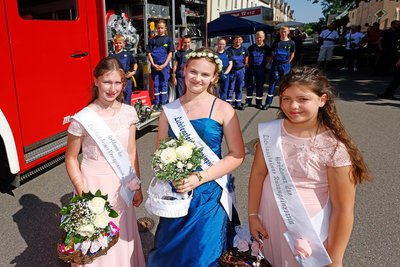 Rosenprinzessin Fine I. (Mitte), hier 2025 bei der Krönung mit ihren Hofdamen Anna Lena (l.) und Alexia, wird am Samstag bereits wieder „abgekrönt“.