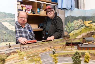 Modelleisenbahner aus Cunersdorf und Crottendorf – hier Erik Müller und Matthias Langer (r.) – laden zu einer Modellbahnschau.