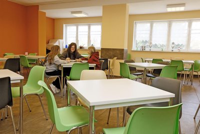 Mittagessen und Imbiss-Angebot können im farbenfrohen Speisesaal eingenommen werden.