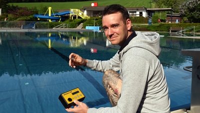 Marcel Kis, Leiter des Gornsdorfer Eigenbetriebs, entnimmt eine Wasserprobe. Ab dem morgigen Samstag ist das Bad wieder offen. 