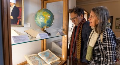  Die Ausstellung "Meilensteine Sachsens" hat das Museumsteam gemeinsam mit Jugendlichen der Arbeitsgemeinschaft Schulmuseum des Landkreis-Gymnasiums Sankt Annen erarbeitet und gestaltet. Es sind schon erste Interessenten vor Ort.