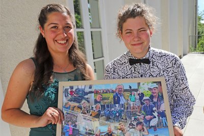 Die Jahrgangsbesten Dshamila Bornschein (l.) und Lea Schettler aus Annaberg-Buchholz mit ihrem Abschiedsgeschenk an das Fachschulzentrum Freiberg/Zug.