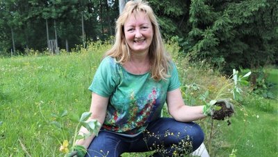 Katrin Dechant hatte zwei Walderdbeerpflanzen mitgebracht und pflanzte diese auf dem Gelände des Sportplatzes Schönerstadt ein.