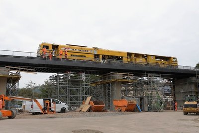 Die Gleisstopfmaschine vollzog bei ihrem Einsatz auf dem neuen Brückenviadukt zugleich die Testfahrt auf der Querung. 