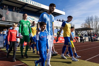 Die Kapitäne Yannick Diegel vom RFC (rechts) und Dejan Bozic vom CFC (links) führten die Mannschaften vor 1800 Zuschauern auf den Platz.