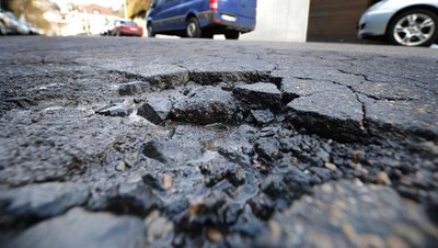 Holperpisten sind in vielen Kommunen noch das mildeste Problem. Sachsens Infrastruktur benötigt Milliarden-Investitionen.  
