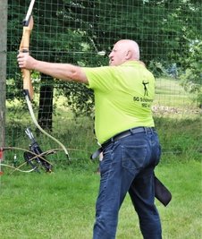 Auch Vereinschef Helmut Loose griff zu Pfeil und Bogen.