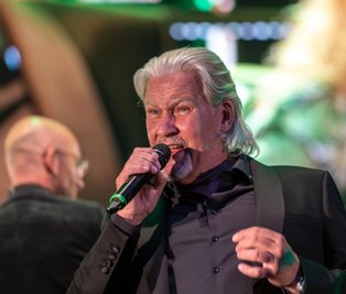 Johnny Logan beim Konzert am Samstagabend in Mittweida. Im Hintergrund Andreas Pabst, der Direktor der Vogtland Philharmonie - mit ihr zelebrierte der in Australien geborene Ire auf der Bühne auf dem Technikumplatz in einem rund zweistündigen Konzert die "Symphony for Ireland: Welterfolge und irische Klassiker". 
