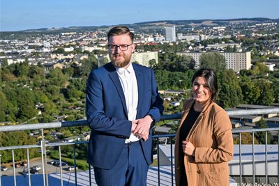 Blick vom Hochhausdach des Klinikums Chemnitz: Maximilian Thrum und Clara Marx studieren dort Medizin. Obwohl die Form der Ausbildung ungewöhnlich ist, finden beide die Medizinerausbildung in Chemnitz für sich als überaus passend. Der Studiengang soll nun dauerhaft gesichert werden. 