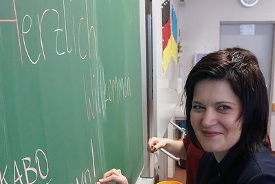 Russisch-Lehrerin Oksana Müller ist Ukrainerin und hilft als Dolmetscherin. Sie kommt aus dem Donbass.