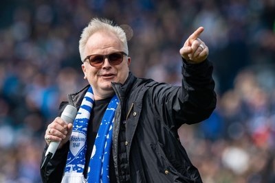 Herbert Grönemeyer singt vor dem Spiel des VfL Bochum 2019. Am Sonntag wird der Künstler 70 Jahre alt.