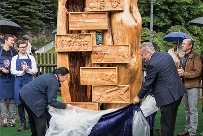 Erzhammer-Chefin Kristin Baden-Walther und Oberbürgermeister Rolf Schmidt enthüllten die Stele.