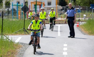  schon im Vorfeld hatten Schulen wie die 4. Klasse der Plauener Montessori-Grundschule die Gelegenheit genutzt, unter Anleitung der Polizei (im Foto Enrico Meier) mit dem Fahrrad auf dem Verkehrsübungsplatz theoretisches Wissen rund um den Straßenverkehr in der Praxis zu vertiefen. 