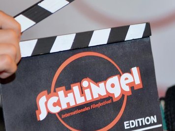 Eine Filmklappe ist auf dem Kinderfilmfestival "Schlingel" zu sehen.
