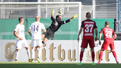 Schon nach vier Minuten nahm das Unglück seinen Lauf: Torwart Martin Männel (schwarzes Trikot) patzt bei tief stehender Sonne und der FC Erzgebirge Aue liegt 0:1 bei Wehen Wiesbaden zurück. Nach 7. Minuten stand es 0:2.