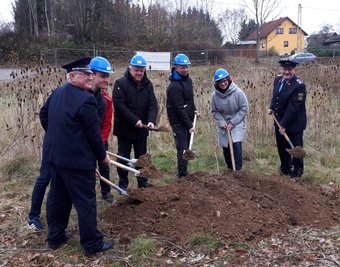 Zum ersten Spatenstich am Dienstagvormittag griffen auch der langjährige Cunnersdorfer Wehrleiter Thomas Eichhorn sowie der Ortsvorsteher Benjamin Kupey (v. l.) zum Spaten. 