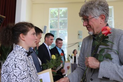 Jörg Höllmüller, Beigeordneter des Landrats Mittelsachsen, gratuliert Lea Schettler zu ihrem guten Zeugnis am Fachschulzentrum Freiberg/Zug.