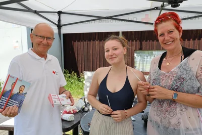 Uwe Hoppe vom DRK mit den Spendern Hanna Albrecht (M.) und Alexandra Müller.