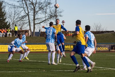 Manuel Strobel steigt beim Kopfballduell am höchsten. Der RFC-Stürmer hatte zwei gute Chancen.