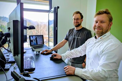 Pavel Kubicka (vorn) und Adrian Schauer gehören zu den knapp 30 Entwicklern, die in dem neuen Gebäude arbeiten.