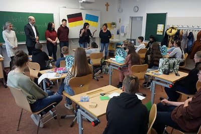 Die neuen Schüler werden von DaZ-Lehrerin Marcela Dietz, Direktor Markus Kugler, den Schülersprechern Pauline Deisenroth und Oscar Wendt, Russischlehrerin Oksana Müller (vorne von links) und ihren Paten begrüßt.
