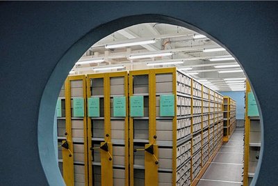 Blick in das "Haus im Haus": Die Akten lagern in einem von außen nicht zugänglichen Bereich in der Mitte des Gebäudes. Ringsherum sind Büros und Lesesäle angeordnet.