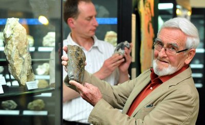 Fritz Prokop mit Exponaten aus Erz