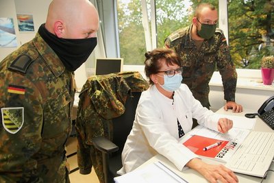 Seit Montag helfen 13 Bundeswehrangehörige des Stabs- und Unterstützungszugskompanie der Panzergrenadierbrigade 37 aus Frankenberg im Gesundheitsamt des Landratsamtes Mittelsachsen aus. Dazu zählen Stabsunteroffizier Marcus Platzeck (l.) und Stabsunteroffizier Benjamin Weinschenk, hier mit Amtsärztin Dr. Annelie Jordan. 