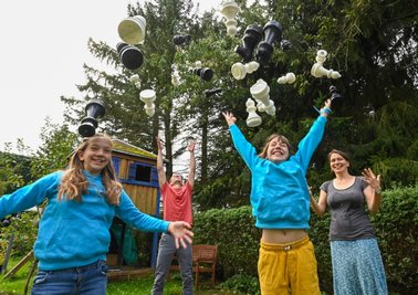 Dass Schach alles andere als langweilig ist, beweist diese Familie: Laura Czäczine, Vater Norman Thielsch, Paula Czäczine und Mutter Anne Czäczine haben großen Spaß mit den Figuren, die - der Test hat es bewiesen - sogar richtig gut fliegen können. 