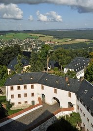 Blick hinauf zur Turmgalerie aus der Altstadt von Augustusburg im Winter 1995 und der Blick vom Schloss.