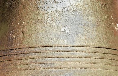Wer genau hinschaut, sieht die Schrammen, die wohl von den Steinen stammen, die Unbekannte offenbar im Mai 2022 gegen die Glocke geworfen haben. Durch die Schäden hat sich laut Experten der Klang verschlechtert.