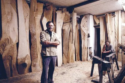 Hans Brockhage in seinem Atelier in Schwarzenberg. Hinten rechts Jörg Beier. Sie arbeiteten 1977 an einer riesigen Holzwand für die Charité in Berlin.
