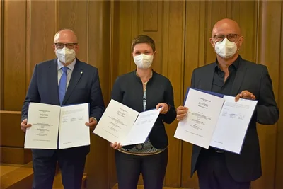 Sie bringen das Landeschorfest 2022 und die Sächsisch-Tschechischen Musikwelten nach Chemnitz: Oberbürgermeister Sven Schulze, Claudia Keibler-Willner und Torsten Tannenberg (von links).