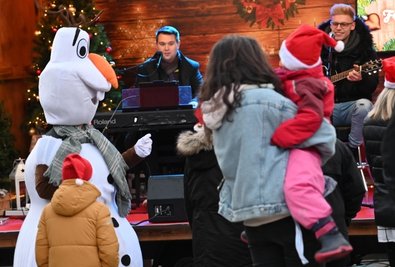 Der Weihnachtsexpress machte am Montag am Kinderhaus Horizont Halt. Schneemann Olaf sang und tanzte mit den Kindern. 