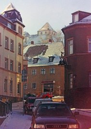 Blick hinauf zur Turmgalerie aus der Altstadt von Augustusburg im Winter 1995 und der Blick vom Schloss.