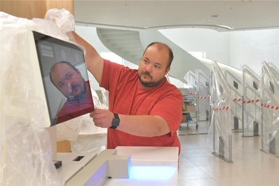 Umzug der Unibibliothek Freiberg: Im Bild Computeradministrator Philipp Reichelt im Foyer der neuen Bibliothek.