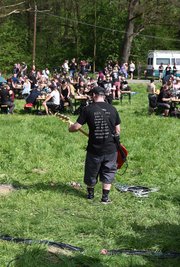 Eindruck vom diesjährigen Festival "It's Mai Live" am 1. Mai auf der Wiese an der Rochhausmühle bei Grünhainichen im Erzgebirge.